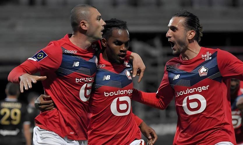 包含里昂队表现稳健球员精神抖擞的词条